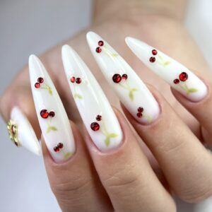 paznokcie na wiosnę i lato Milky white z motywem cherry