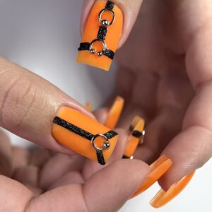 Neon orange z biżuteryjnym pazurem